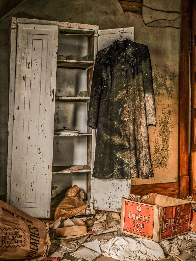 Exploring the abandoned farms that dot the northern plains of the Bakken region of North Dakota.

http://www.entropicremnants.com