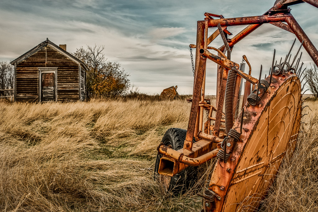 Exploring the abandoned farms that dot the northern plains of the Bakken region of North Dakota.

http://www.entropicremnants.com