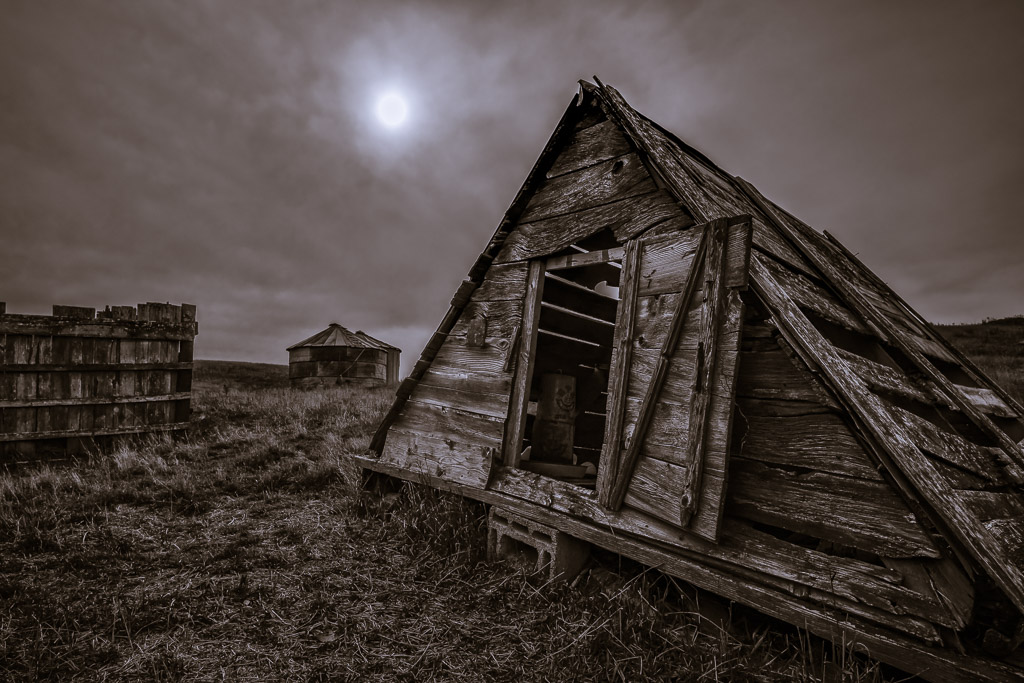 Exploring the abandoned farms that dot the northern plains of the Bakken region of North Dakota.

http://www.entropicremnants.com